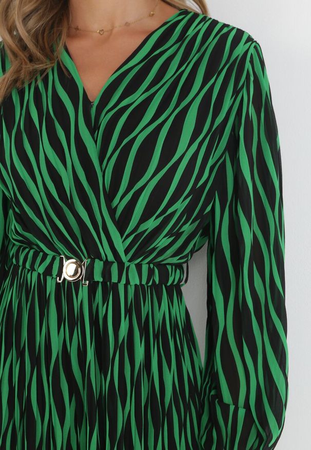 Born2be - Zielona Rozkloszowana Sukienka Plisowana z Paskiem Famalee. Kolor: zielony. Typ sukienki: kopertowe. Styl: elegancki. Długość: maxi