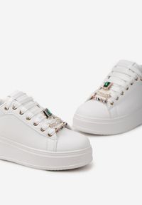 Born2be - Biało-Złote Sneakersy Helvira. Kolor: biały. Materiał: materiał. Szerokość cholewki: normalna. Wzór: aplikacja #4