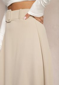 Renee - Jasnobeżowa Rozkloszowana Spódnica Maxi z Paskiem i Klamrą Adlirca. Okazja: na co dzień. Kolor: beżowy. Materiał: materiał. Wzór: gładki. Styl: casual #4