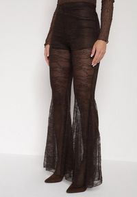 Born2be - Brązowe Koronkowe Spodnie Dzwony z Wysokim Stanem Solifera. Okazja: na co dzień. Stan: podwyższony. Kolor: brązowy. Materiał: koronka. Wzór: koronka. Styl: casual #1