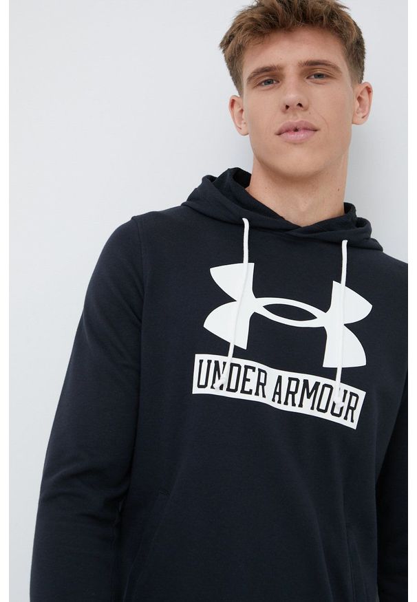 Under Armour bluza 1370390 męska kolor czarny z kapturem z nadrukiem. Typ kołnierza: kaptur. Kolor: czarny. Wzór: nadruk
