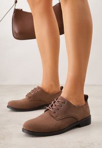 Renee - Brązowe Lakierowane Półbuty Oksfordki Sznurowane na Rzemyki Zatella. Okazja: do pracy. Zapięcie: sznurówki. Kolor: brązowy. Materiał: lakier. Styl: elegancki, klasyczny #2
