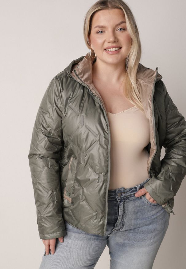 Born2be - Zielona Pikowana Kurtka z Odpinanym Kapturem i Dłuższym Tyłem Harmenope. Okazja: na co dzień. Kolekcja: plus size. Kolor: zielony. Materiał: poliester, jeans. Długość: długie. Styl: casual