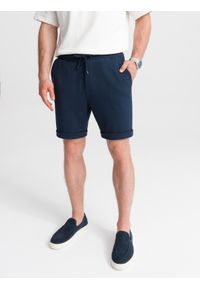 Ombre Clothing - Dzianinowe szorty męskie z podwiniętymi nogawkami - granatowe V1. Okazja: na co dzień. Kolor: niebieski. Materiał: dzianina. Wzór: jednolity. Styl: klasyczny, casual