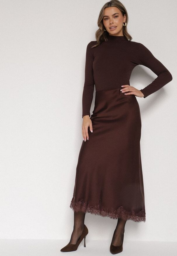 Born2be - Brązowa Satynowa Spódnica z Koronkowym Zdobieniem Silfera. Okazja: na co dzień, na spotkanie biznesowe. Kolor: brązowy. Materiał: satyna, koronka. Wzór: aplikacja. Styl: casual, biznesowy, klasyczny