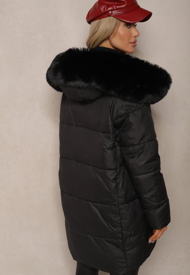 Renee - Czarna Pudełkowa Kurtka Pikowana Ozdobiona Odpinanym Futerkiem i Suwakiem Hedizelle. Okazja: na co dzień, na spacer. Kolor: czarny. Materiał: futro. Wzór: aplikacja. Sezon: zima. Styl: casual, elegancki