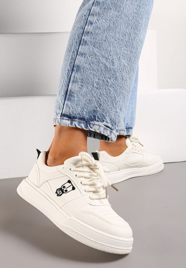 Born2be - Beżowe Sneakersy z Ekoskóry na Grubej Podeszwie z Naszywką i Sznurowaniem Irveta. Kolor: beżowy. Materiał: jeans. Wzór: aplikacja