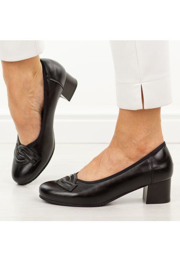 POTOCKI - Czarne skórzane czółenka damskie Potocki 19412. Okazja: na wesele, na imprezę, na ślub cywilny. Nosek buta: okrągły. Kolor: czarny. Szerokość cholewki: normalna. Materiał: skóra. Sezon: wiosna, lato, jesień. Obcas: na obcasie. Styl: wizytowy, klasyczny, elegancki. Wysokość obcasa: niski
