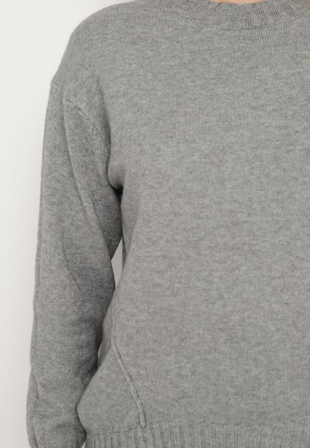 Born2be - Szary Sweter z Modalem i Wiskozą Ozdobiony Ściągaczami Heliti. Okazja: na co dzień. Typ kołnierza: dekolt w kształcie V. Kolor: szary. Materiał: wiskoza. Wzór: aplikacja. Styl: wizytowy, klasyczny, casual, elegancki