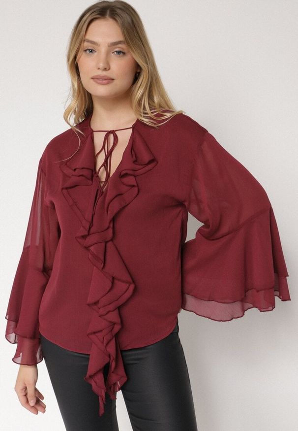 Born2be - Bordowa Bluzka w Rustykalnym Stylu z Wiązaniem i Falbankami Nenarea. Okazja: do pracy, na co dzień, na spotkanie biznesowe. Typ kołnierza: kołnierz z falbankami. Kolor: czerwony. Materiał: jeans. Styl: klasyczny, casual, elegancki, biznesowy