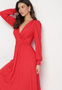 Born2be - Czerwona Rozkloszowana Sukienka z Wiskozą o Kopertowym Kroju Selwenna. Okazja: na co dzień. Typ kołnierza: dekolt w kształcie V. Kolor: czerwony. Materiał: wiskoza. Typ sukienki: kopertowe. Styl: casual #2