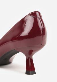 Renee - Bordowe Czółenka Lakierowane na Kaczuszce z Trójkątną Ozdobą Omenra. Okazja: na spotkanie biznesowe, do pracy. Kolor: czerwony. Materiał: lakier. Wzór: aplikacja. Obcas: na szpilce. Styl: biznesowy. Wysokość obcasa: niski #9