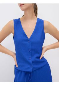 Reserved - Kamizelka z gniecionej dzianiny - niebieski. Kolor: niebieski. Materiał: dzianina. Styl: klasyczny #1