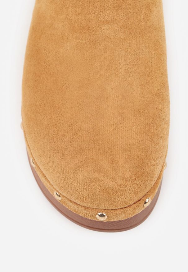 Born2be - Brązowe Klapki Typu Mule na Grubej Podeszwie z Barankiem i Ćwiekami Cretinea. Okazja: na co dzień. Kolor: brązowy. Materiał: jeans. Wzór: aplikacja. Sezon: jesień. Styl: casual, elegancki