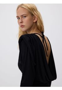 Reserved - Bluzka z poduszkami na ramionach - czarny. Kolor: czarny. Materiał: dzianina #1