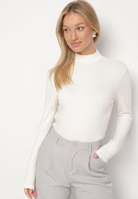 Born2be - Biała Bluzka Golf Typu Longsleeve Altera. Okazja: do pracy, na co dzień. Typ kołnierza: golf. Kolor: biały. Materiał: jeans. Długość rękawa: długi rękaw. Styl: elegancki, casual #5