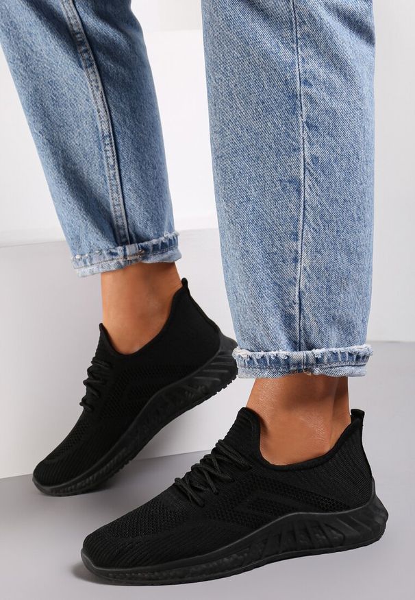 Renee - Czarne Buty Sportowe Bemostom. Okazja: na co dzień, na spacer. Wysokość cholewki: przed kostkę. Kolor: czarny. Materiał: jeans, materiał. Szerokość cholewki: normalna. Wzór: aplikacja, jednolity. Sport: turystyka piesza, fitness