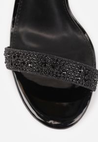 Renee - Czarne Brokatowe Sandały na Klepsydrowej Szpilce z Drobnymi Cyrkoniami Isoldis. Okazja: na wesele, na sylwestra, na studniówkę, na ślub cywilny. Zapięcie: sprzączka. Kolor: czarny. Wzór: aplikacja. Styl: elegancki, glamour #3