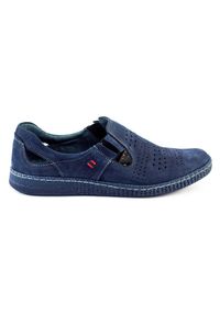 KOMODO Buty męskie wsuwane 864 granatowe niebieskie. Okazja: na co dzień. Zapięcie: bez zapięcia. Kolor: niebieski. Materiał: skóra, jeans. Wzór: paski. Sezon: wiosna, lato, jesień. Styl: casual, wakacyjny