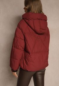 Renee - Bordowa Kurtka Puffer z Pikowaniem Kapturem i Kieszonką przy Rękawie Galeida. Okazja: na co dzień, na spacer. Kolor: czerwony. Materiał: jeans. Długość: krótkie. Styl: casual #4