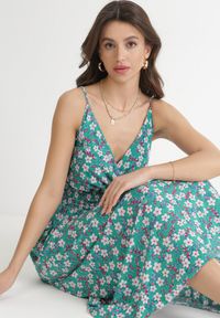 Born2be - Zielona Sukienka Maxi na Regulowanych Ramiączkach z Cienkimi Gumkami w Pasie Abgale. Okazja: na co dzień. Kolor: zielony. Długość rękawa: na ramiączkach. Wzór: kwiaty. Typ sukienki: proste. Styl: casual. Długość: maxi #3