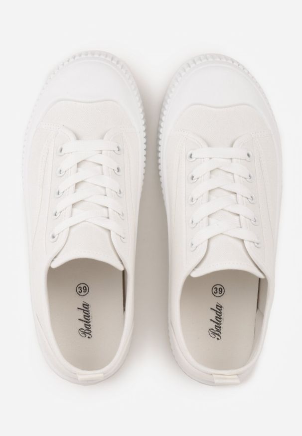 Born2be - Białe Basicowe Trampki z Podeszwą ze Żłobieniami Laurinatea. Okazja: na co dzień. Kolor: biały. Materiał: jeans. Styl: elegancki, klasyczny, casual