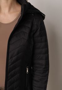 Born2be - Czarna Pikowana Kurtka Przejściowa z Ozdobną Lamówką przy Kapturze Tidorna. Okazja: na spacer, na co dzień. Kolor: czarny. Materiał: poliester, jeans. Styl: casual, elegancki #8