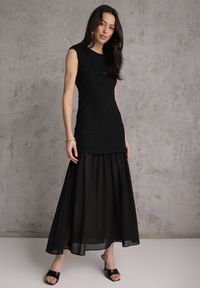 Renee - Czarna Ażurowa Sukienka z Transparentnym Dołem i Usztywnionymi Ramionami Semiris. Kolor: czarny. Wzór: ażurowy. Styl: klasyczny #1