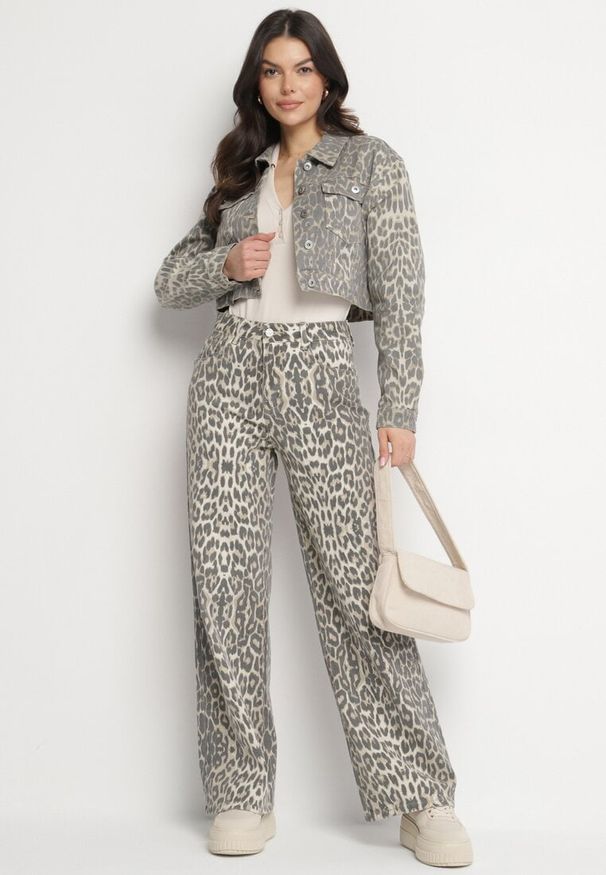 Born2be - Beżowa Bawełniana Kurtka Jeansowa w Panterkę o Krótkim Kroju Carithra. Okazja: na co dzień. Kolor: beżowy. Materiał: bawełna, jeans. Długość: krótkie. Wzór: motyw zwierzęcy. Styl: casual