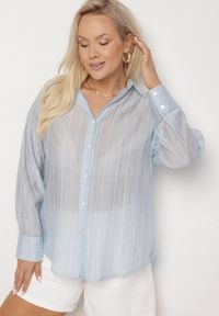 Born2be - Jasnoniebieska Koszula o Kroju Oversize Dolamana. Okazja: na co dzień. Typ kołnierza: kołnierzyk klasyczny. Kolor: niebieski. Materiał: jeans. Długość rękawa: długi rękaw. Długość: długie. Styl: klasyczny, elegancki, casual #3