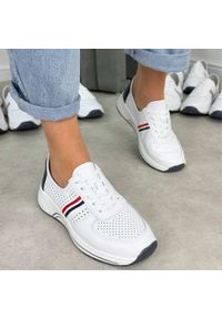 Białe ażurowe skórzane półbuty damskie S.Barski 097. Okazja: na co dzień, na imprezę. Kolor: biały. Materiał: skóra. Szerokość cholewki: normalna. Wzór: ażurowy. Sezon: wiosna, lato. Styl: casual, elegancki, klasyczny #1