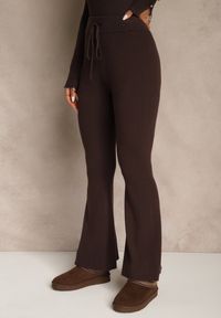 Renee - Brązowe Dzianinowe Spodnie z Wiskozą o Kroju Flare Zetene. Okazja: na spacer, na co dzień. Kolor: brązowy. Materiał: dzianina, wiskoza. Styl: casual, klasyczny #4
