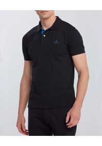 GANT - Czarny t-shirt polo z kontrastowym logo. Typ kołnierza: polo. Kolor: czarny. Materiał: jeans, bawełna, materiał. Wzór: haft #1