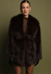 Born2be - Brązowa Kurtka Futerko o Prostym Kroju z Cienkim Wiązanym Paskiem Casatte. Okazja: na spotkanie biznesowe, do pracy. Typ kołnierza: golf. Kolor: brązowy. Materiał: futro. Wzór: aplikacja. Styl: biznesowy #6