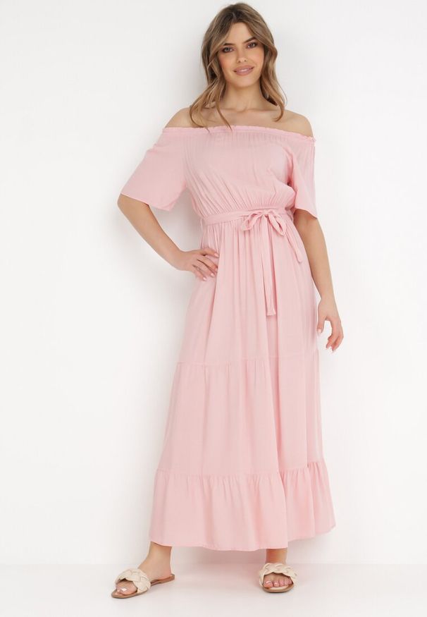 Born2be - Jasnoróżowa Sukienka z Wiskozy Telephanassa. Typ kołnierza: dekolt hiszpanka. Kolor: różowy. Materiał: wiskoza. Długość rękawa: krótki rękaw. Wzór: gładki. Typ sukienki: rozkloszowane. Długość: maxi