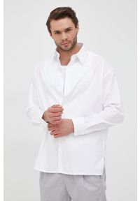 Drykorn koszula męska kolor biały relaxed z kołnierzykiem klasycznym. Typ kołnierza: kołnierzyk klasyczny. Kolor: biały. Materiał: tkanina, bawełna. Wzór: gładki. Styl: klasyczny #5