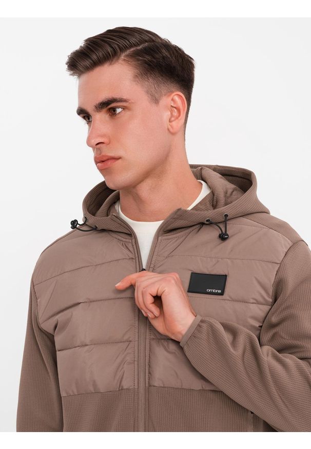 Ombre Clothing - Lekka męska kurtka z łączonych materiałów z kapturem i ozdobnym pikowaniem – jasnobrązowa V2 OM-JANP-0160 - XXL. Okazja: na co dzień. Typ kołnierza: kaptur. Kolor: brązowy. Materiał: materiał. Wzór: aplikacja. Styl: casual