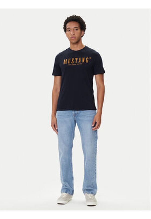 Mustang T-Shirt Austin 1016853 Granatowy Regular Fit. Kolor: niebieski. Materiał: bawełna