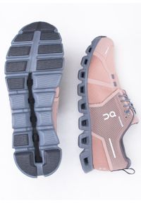 Sneakersy damskie różowe On Running Cloud 5 Waterproof. Okazja: na co dzień. Zapięcie: sznurówki. Kolor: różowy. Materiał: materiał. Szerokość cholewki: normalna. Sport: bieganie