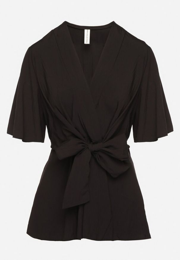 Born2be - Czarna Kopertowa Bluzka z Wiskozą Ozdobiona Supłem Tanathria. Okazja: na co dzień. Typ kołnierza: dekolt w serek. Kolor: czarny. Materiał: wiskoza. Długość rękawa: krótki rękaw. Długość: krótkie. Wzór: aplikacja. Styl: casual