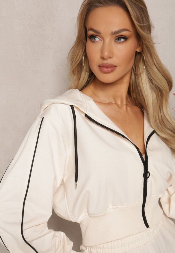 Renee - Jasnobeżowy Komplet w Sportowym Stylu z Krótką Bluzą i Spódnicą Ołówkową Priggida. Kolor: beżowy
