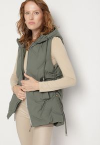 Born2be - Zielona Casualowa Kamizelka z Kapturem i Pikowanymi Przeszyciami Caletta. Okazja: na co dzień. Typ kołnierza: kaptur. Kolor: zielony. Materiał: jeans. Styl: casual #7