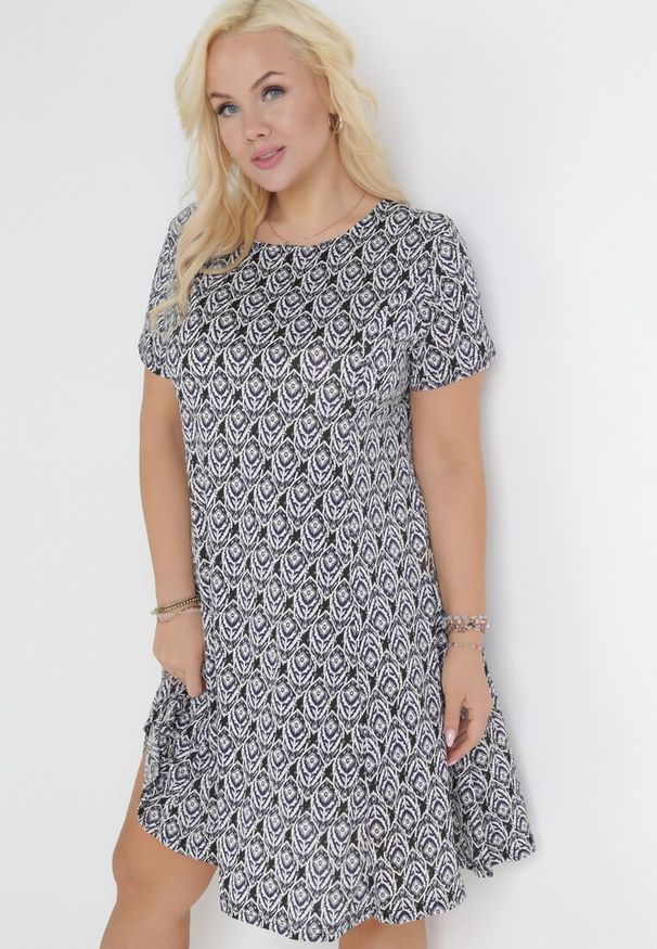 Born2be - Czarno-Bezowa Sukienka Mini w Drobne Kwiaty Eudolla. Kolor: czarny. Długość rękawa: krótki rękaw. Wzór: kwiaty. Długość: mini