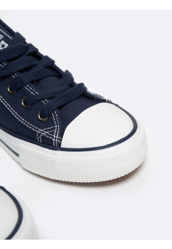 Big-Star - Trampki damskie niskie granatowe JJ274A531 403. Kolor: niebieski. Materiał: jeans, bawełna. Styl: sportowy, elegancki, klasyczny