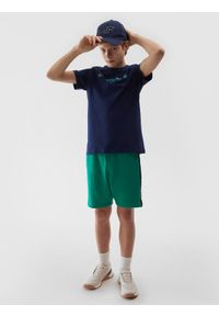 4F JUNIOR - T-shirt z nadrukiem chłopięcy - granatowy. Okazja: na co dzień. Kolor: niebieski. Materiał: jersey, bawełna, dzianina. Wzór: nadruk. Sezon: lato. Styl: casual, sportowy