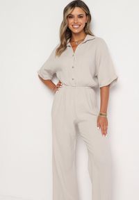 Born2be - Beżowy Bawełniany Kombinezon z Koszulową Górą i Prostymi Spodniami Namsore. Kolor: beżowy. Materiał: bawełna. Styl: klasyczny, elegancki #2