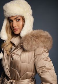 Renee - Beżowa Długa Kurtka Pikowana z Odpinanym Kołnierzem i Paskiem Rinarella. Okazja: na co dzień. Kolor: beżowy. Materiał: jeans. Długość: długie. Sezon: zima. Styl: casual, elegancki #4
