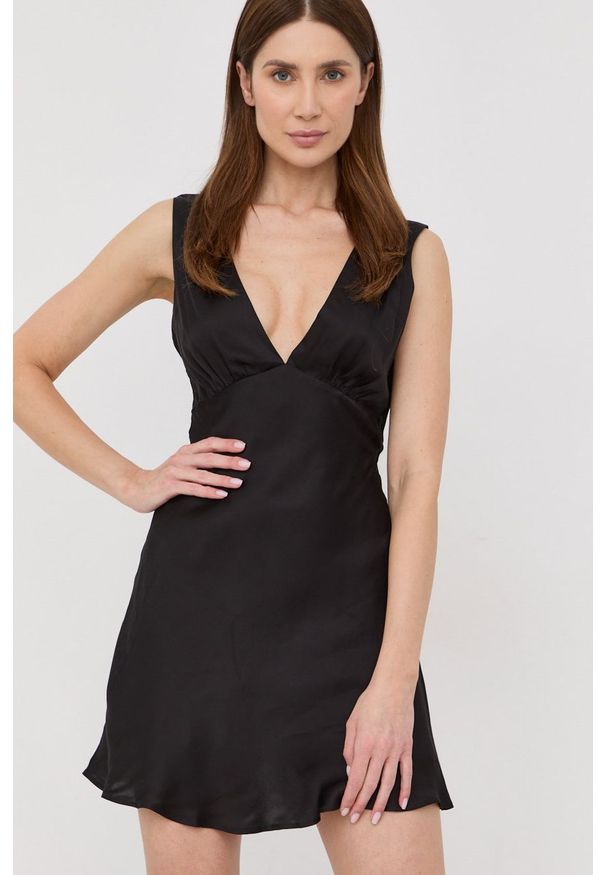 BARDOT - Bardot sukienka kolor czarny mini rozkloszowana. Kolor: czarny. Materiał: tkanina, satyna, materiał. Długość rękawa: na ramiączkach. Wzór: ze splotem. Długość: mini