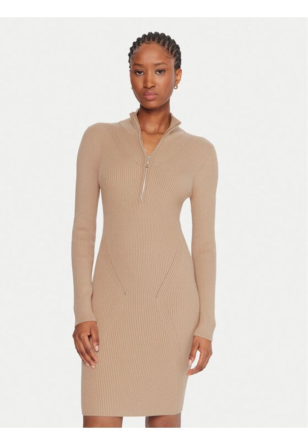 Guess Sukienka codzienna W5BK45 Z0572 Beżowy Slim Fit. Okazja: na co dzień. Kolor: beżowy. Materiał: syntetyk, wiskoza. Typ sukienki: proste. Styl: casual