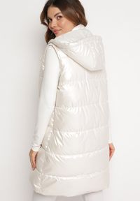 Born2be - Jasnobeżowa Długa Kamizelka Pikowana z Kapturem Agelie. Typ kołnierza: kaptur. Kolor: beżowy. Długość: długie. Wzór: aplikacja #5